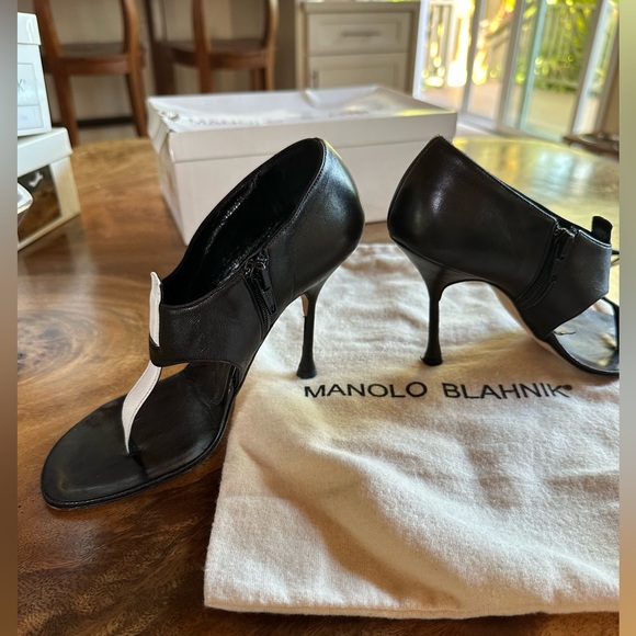 Manolo Blahnik Black Open-Toe Heels with White Leather Strip. Size 35.5 - Picture 5 of 10